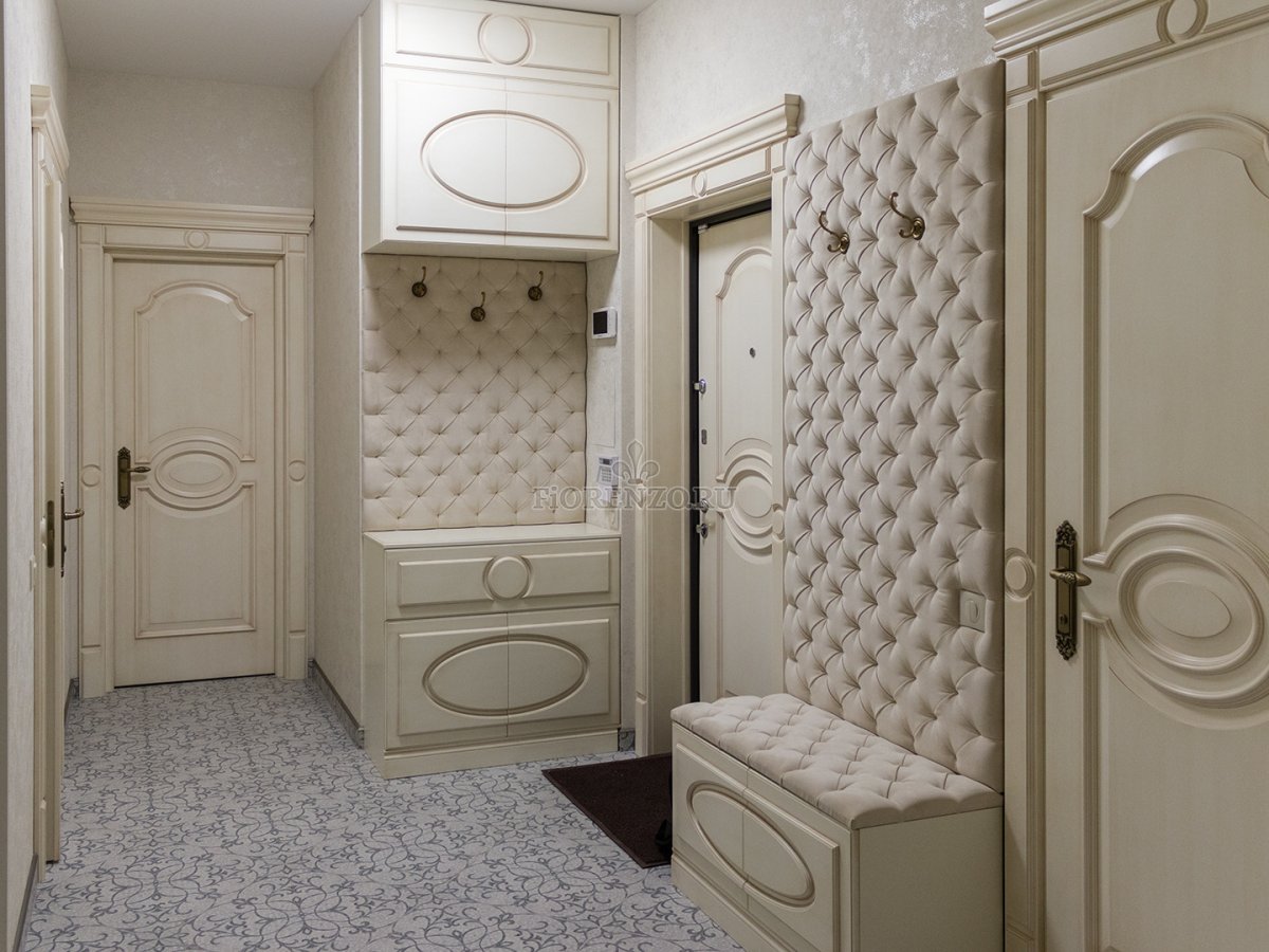 Вешалка в прихожую с каретной стяжкой и обувницей и шкафо