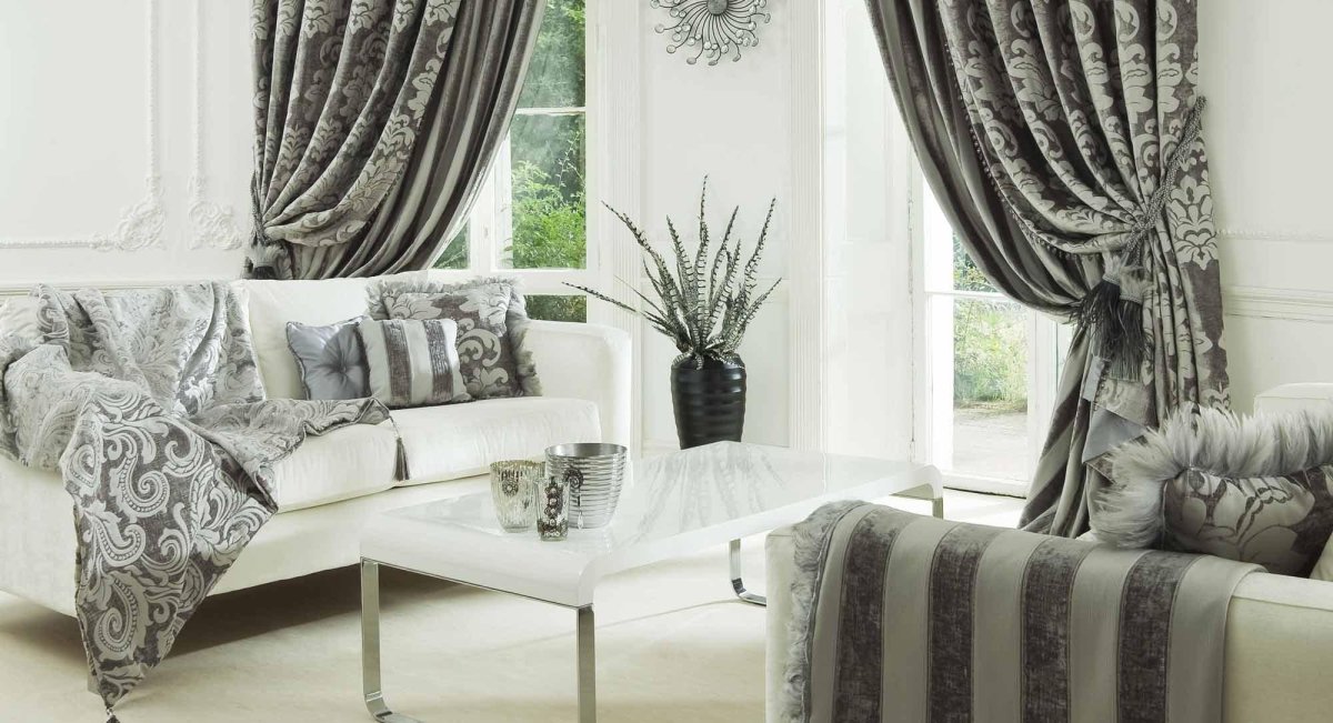 Шторы в серой гостиной