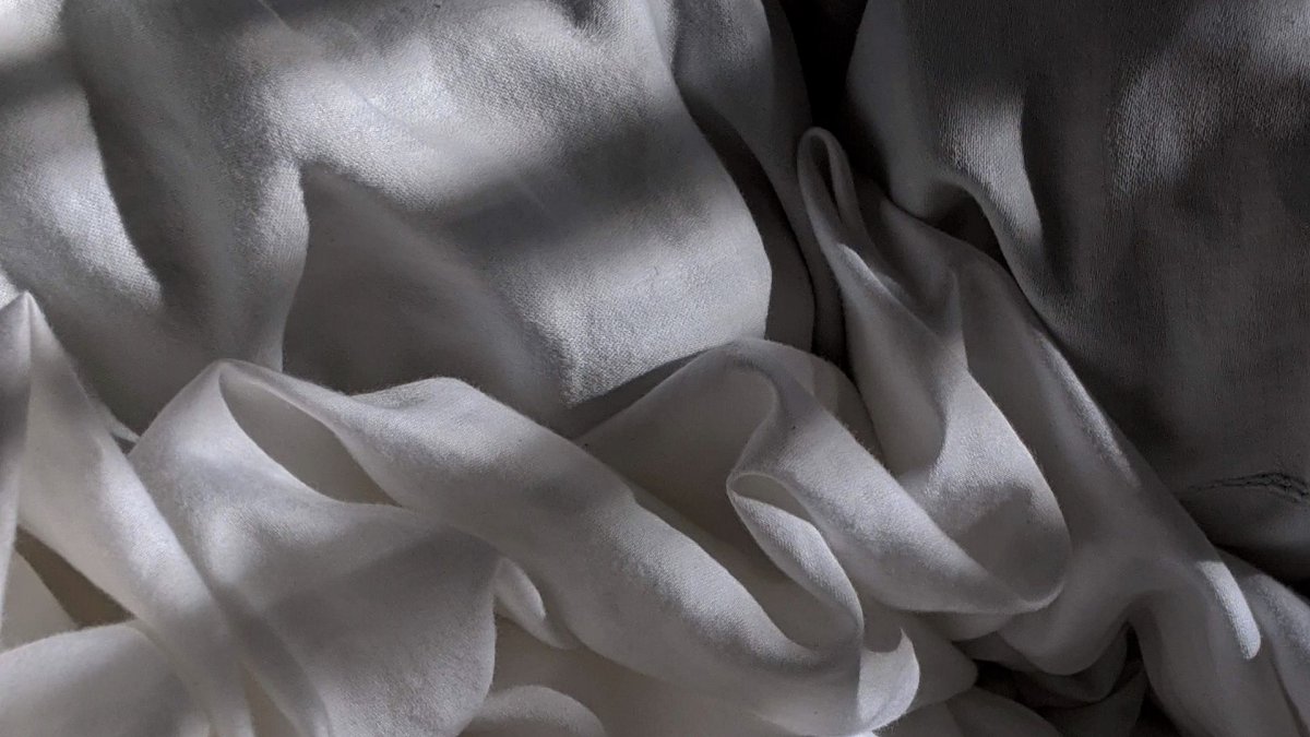 Серебристые шторы в интерьере