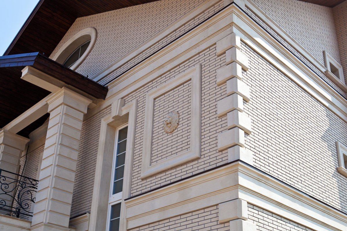 Мокрый фасад с декоративными элементами