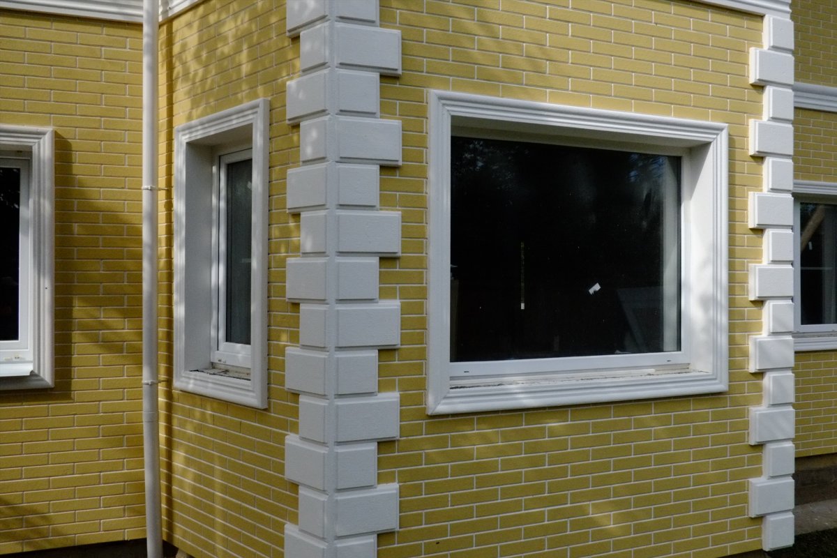 Кирпичный дом с фасадной лепниной