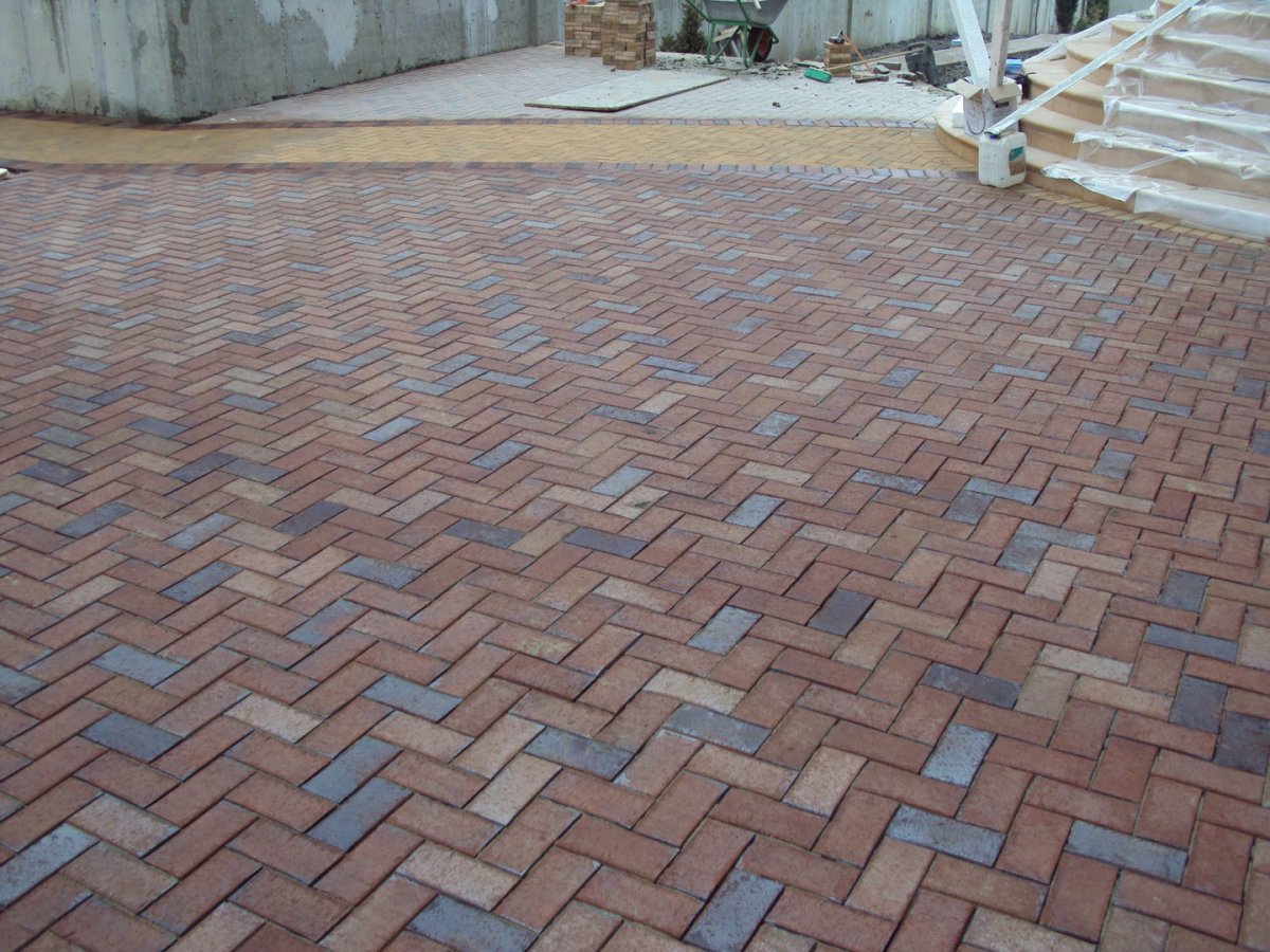 Красивая укладка тротуарной плитки елочкой