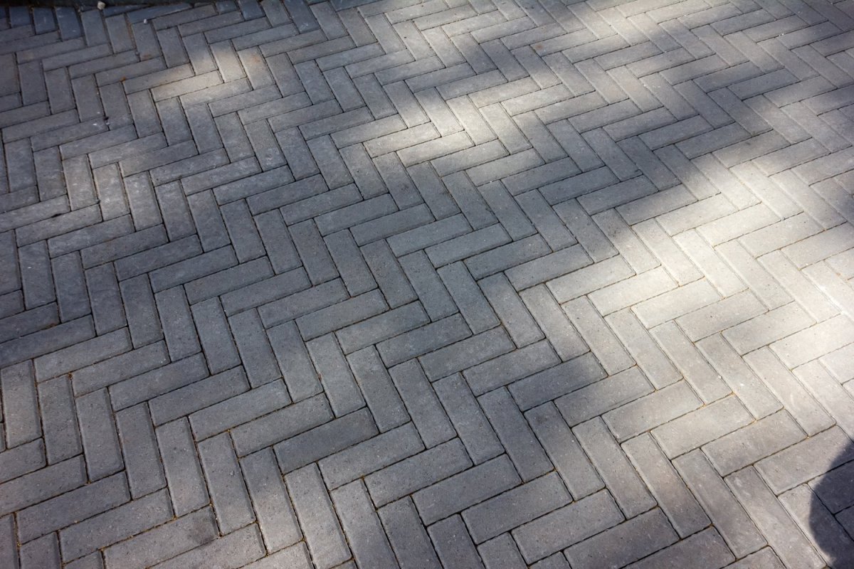 Брусчатка тротуарная елочкой