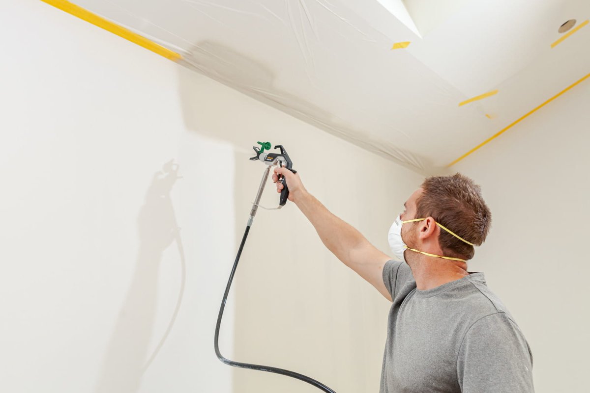 Краскораспылители ведет линию на стене