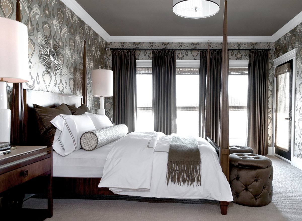 Синие шторы в интерьере спальни