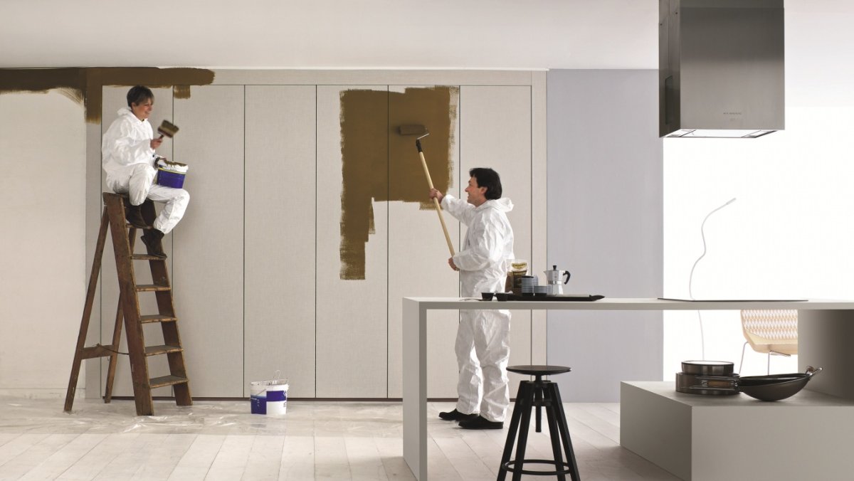 Маляр с краскопультом