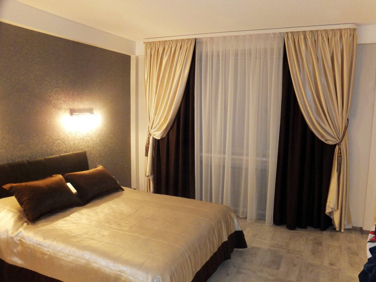 Шторы в спальню с темной мебелью