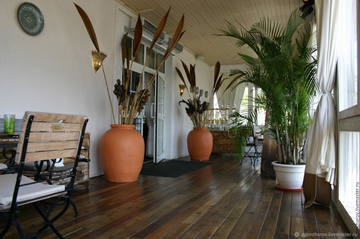 Напольная ваза в интерьере