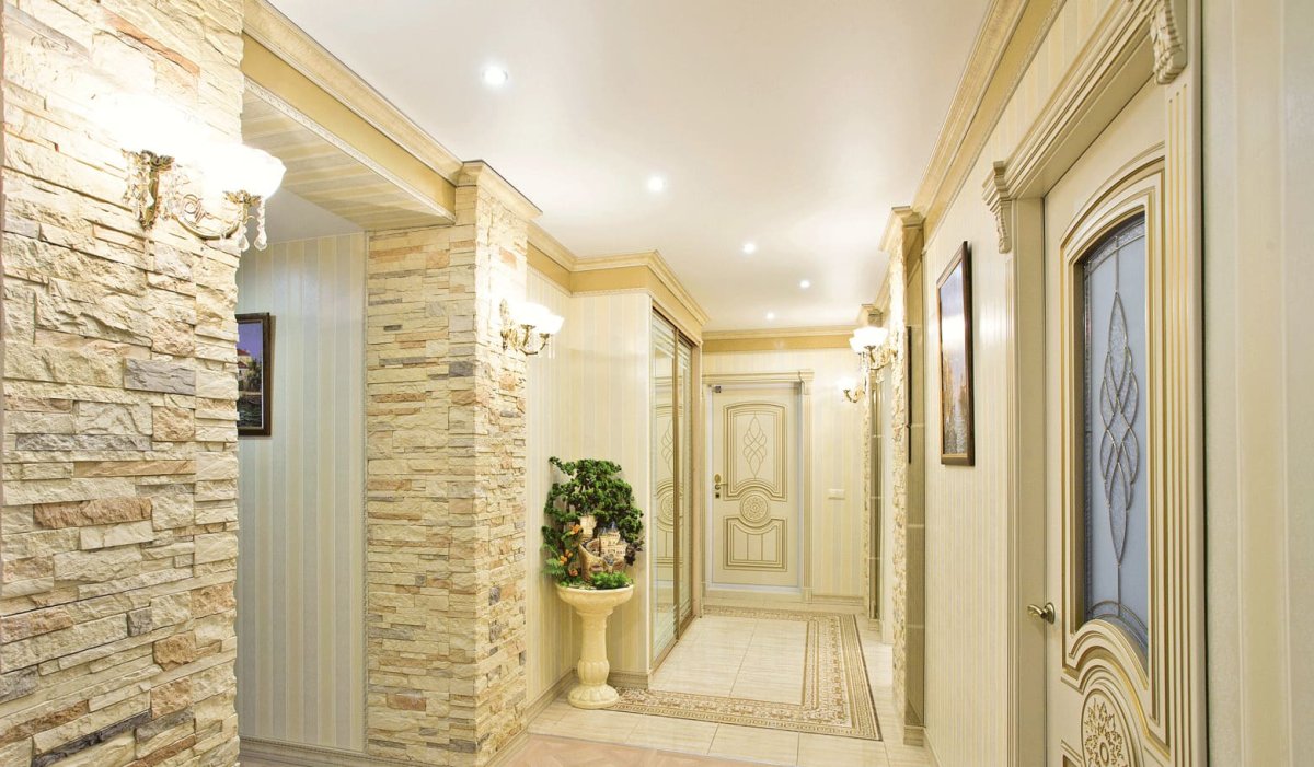 Декоративный камень в коридоре