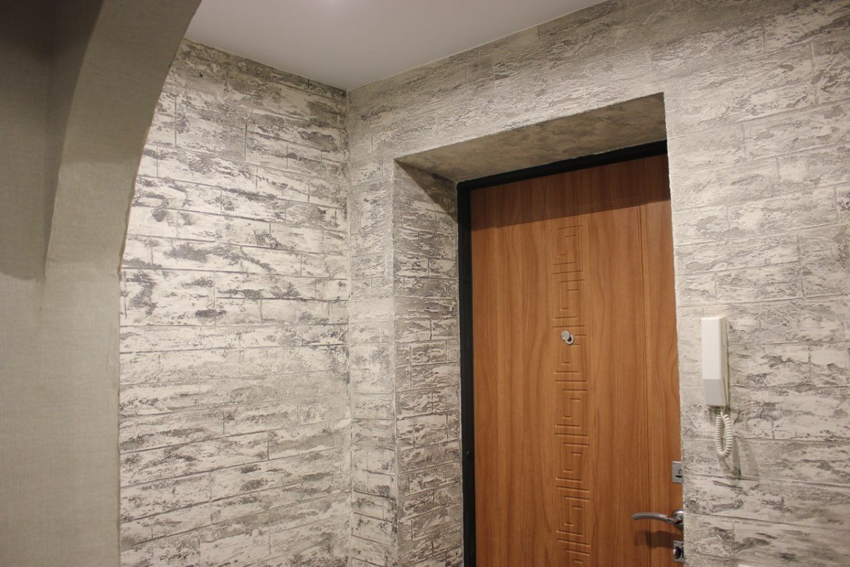 Квадратная прихожая с декоративным камнем