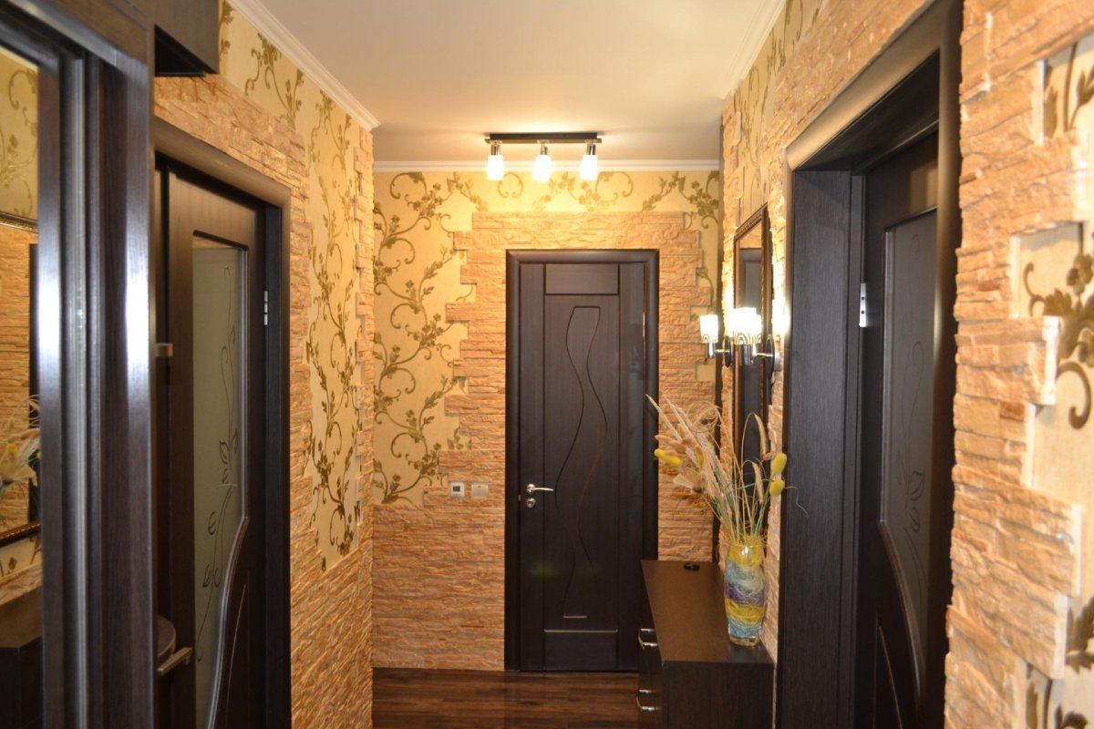 Декоративный кирпич в коридоре