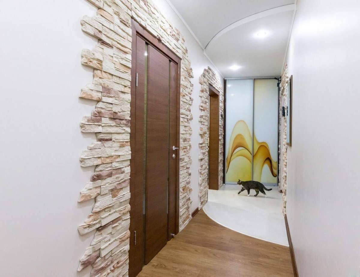 Декоративный камень в прихожей