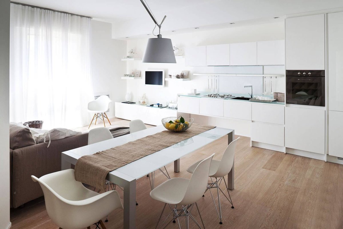 Высокая светлая кухня-гостиная в торце