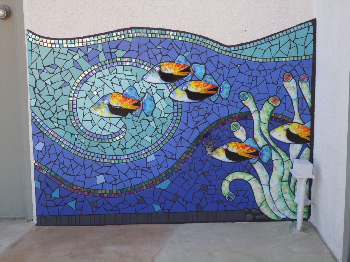 Мозайка на стене сарая