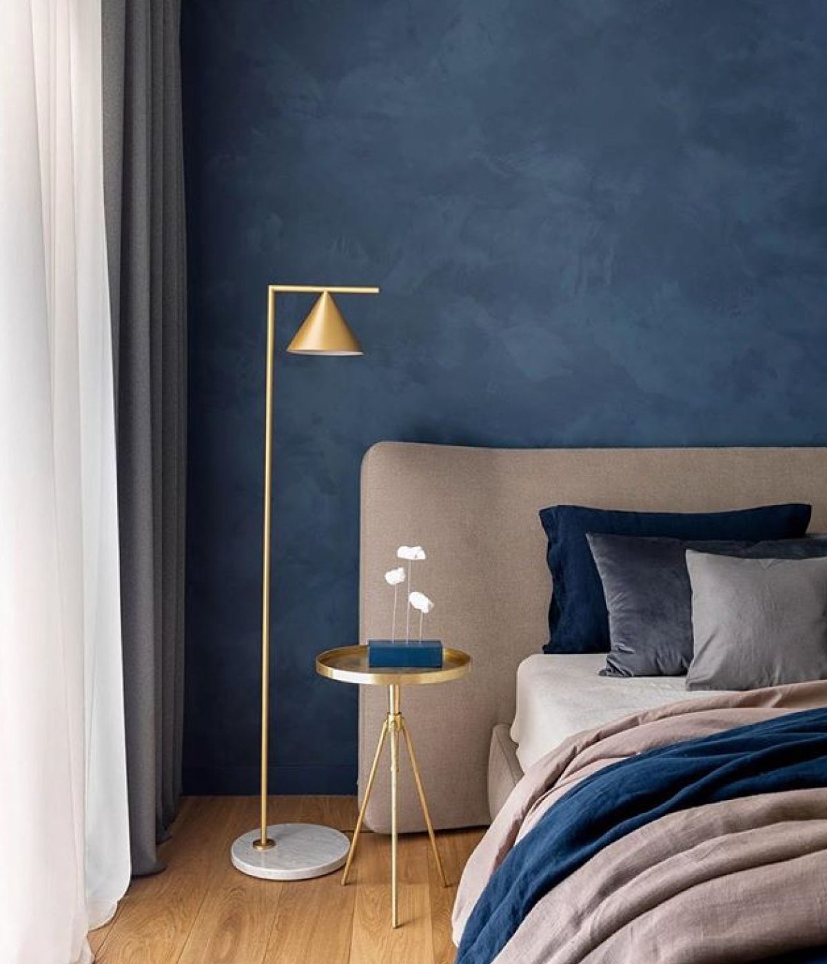 Темно синие стены