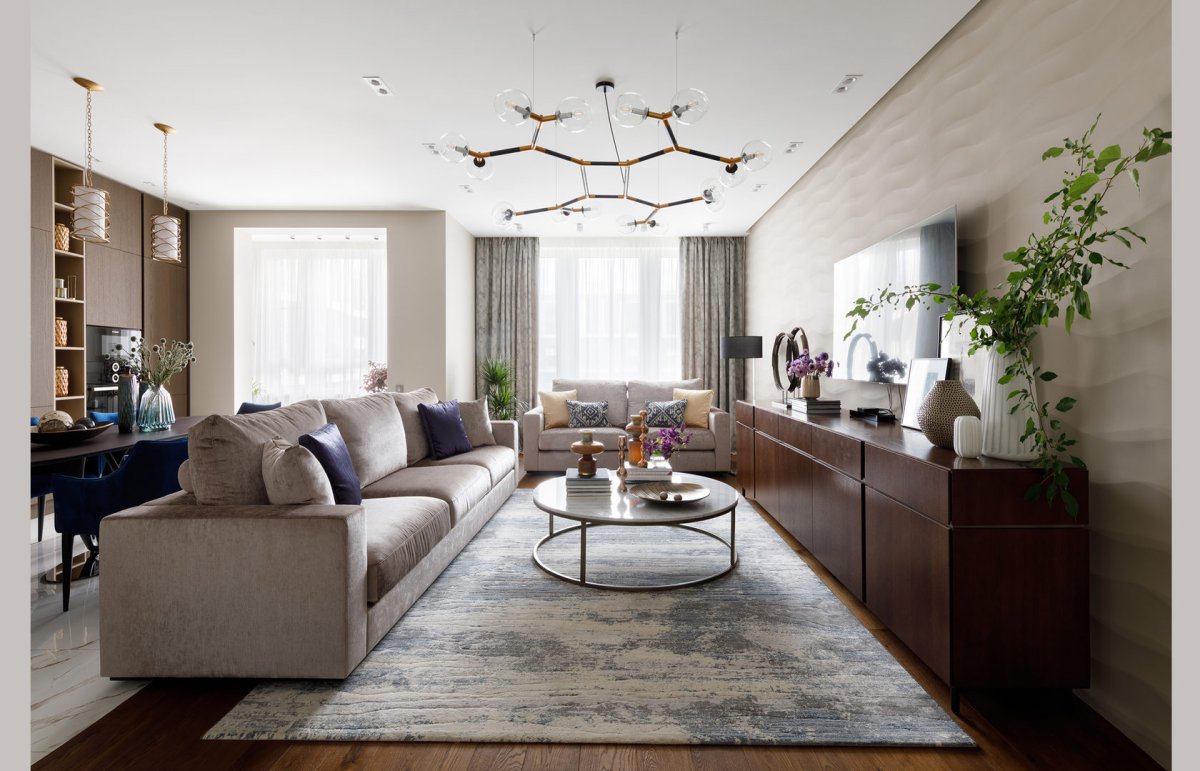 Гостиная узкая с высоким потолком