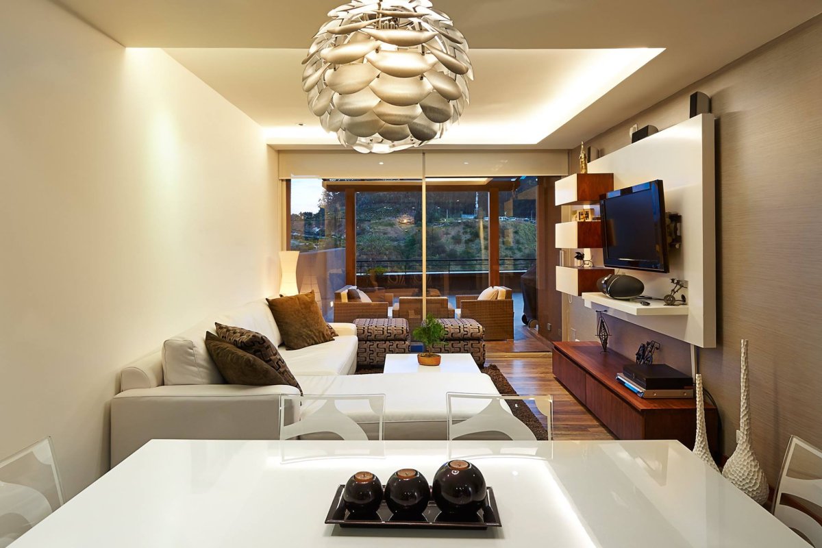 Интерьер длинной гостиной