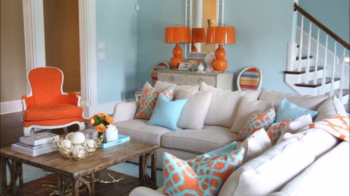 Яркий диван в интерьере