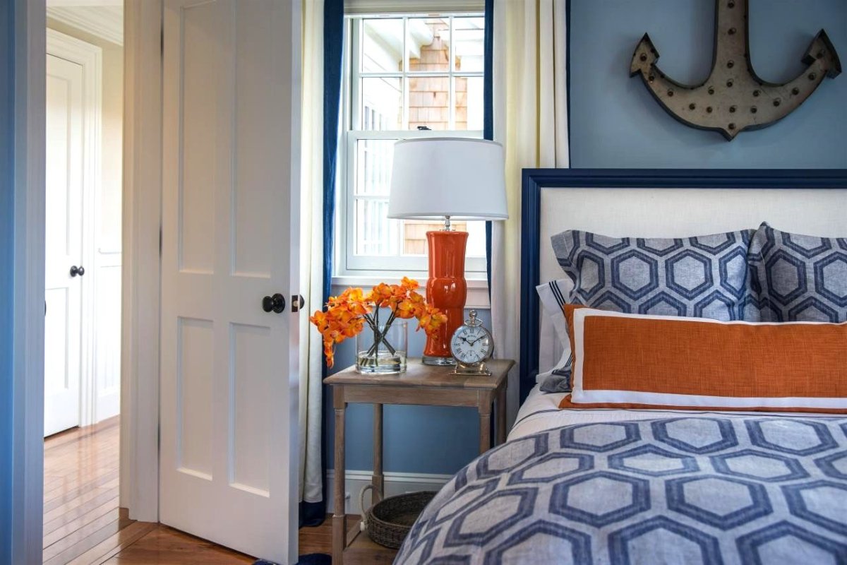 Оранжевый диван в интерьере