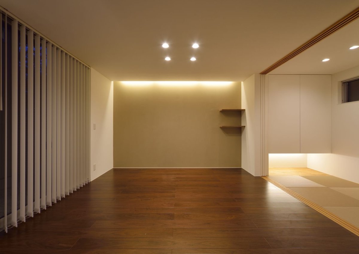 Серые стены белый плинтус