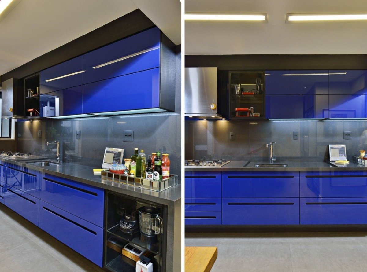 Синяя кухня на фоне серых стен