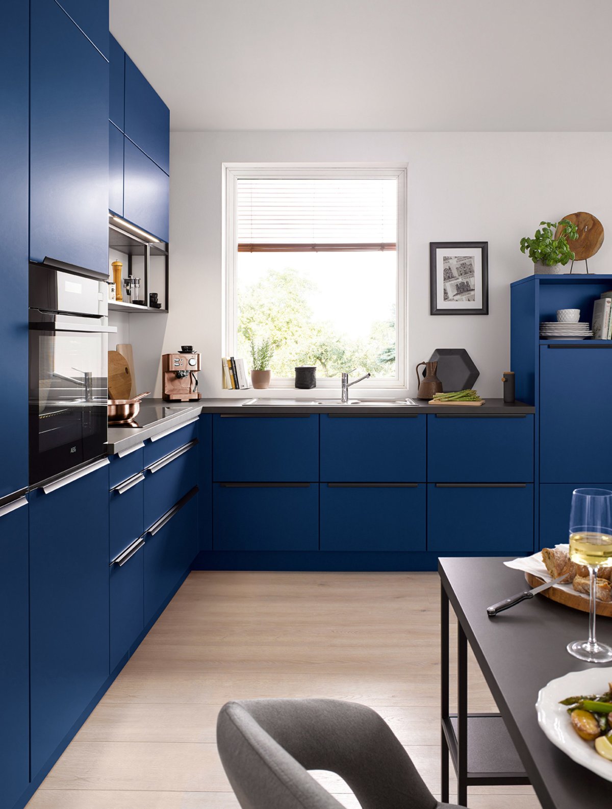 Кухня синяя матовая с белым