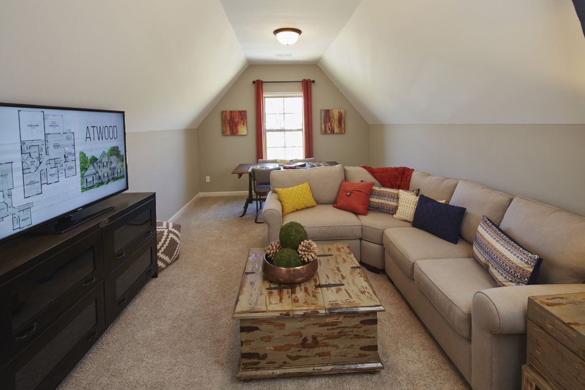 Мансардная комната с диваном