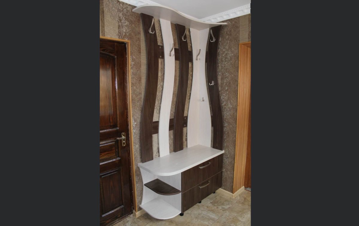 Угловая вешалка в прихожую настенная