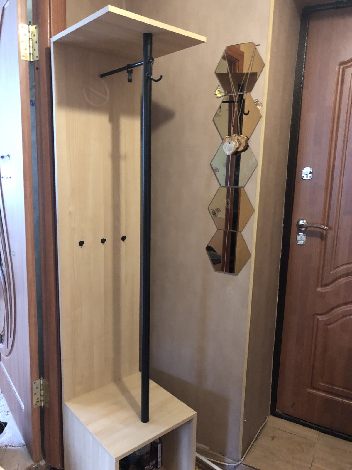 Вешалки и полки для прихожей металлические