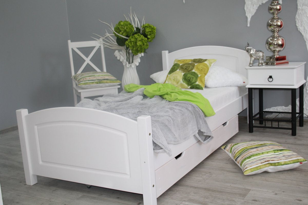 Белая деревянная кровать