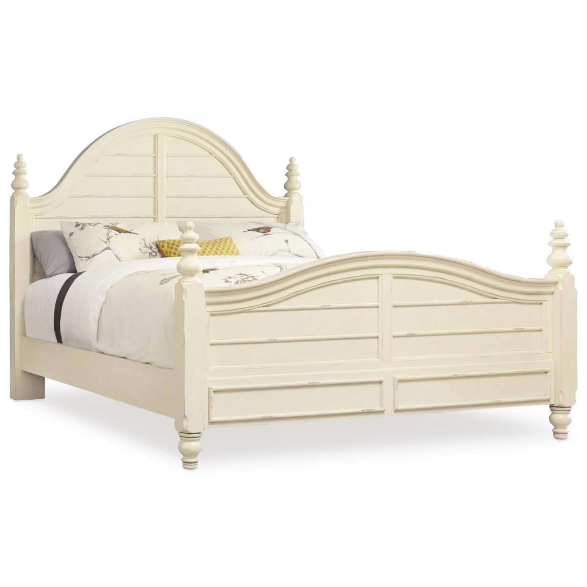 Белая деревянная кровать