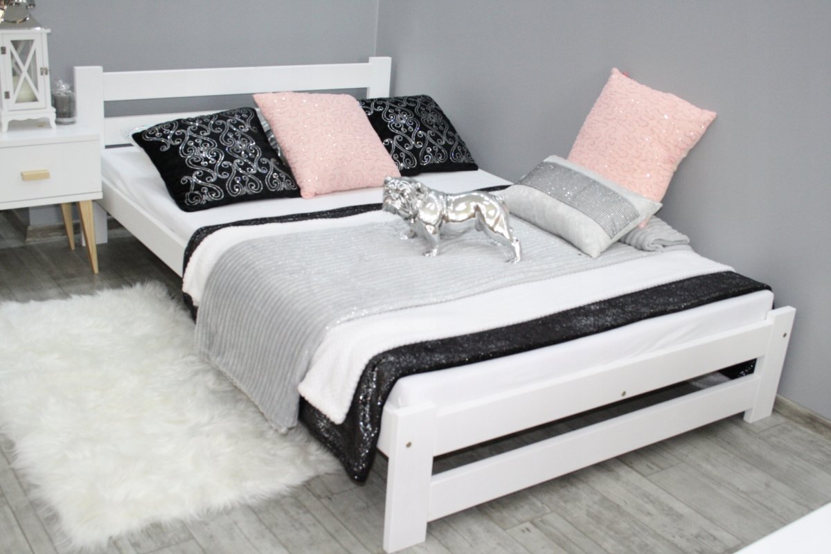 Спальня с белой деревянной кроватью