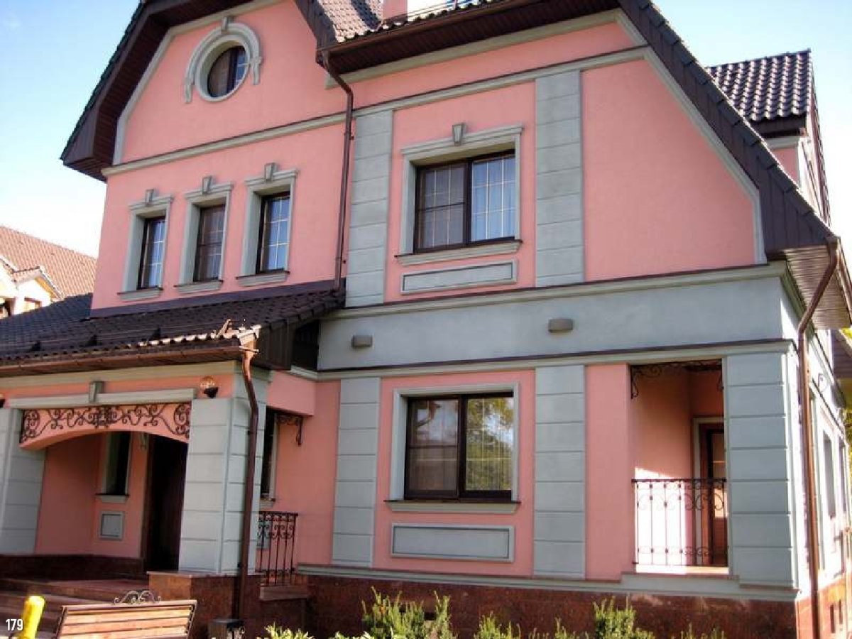 Розовая штукатурка на доме