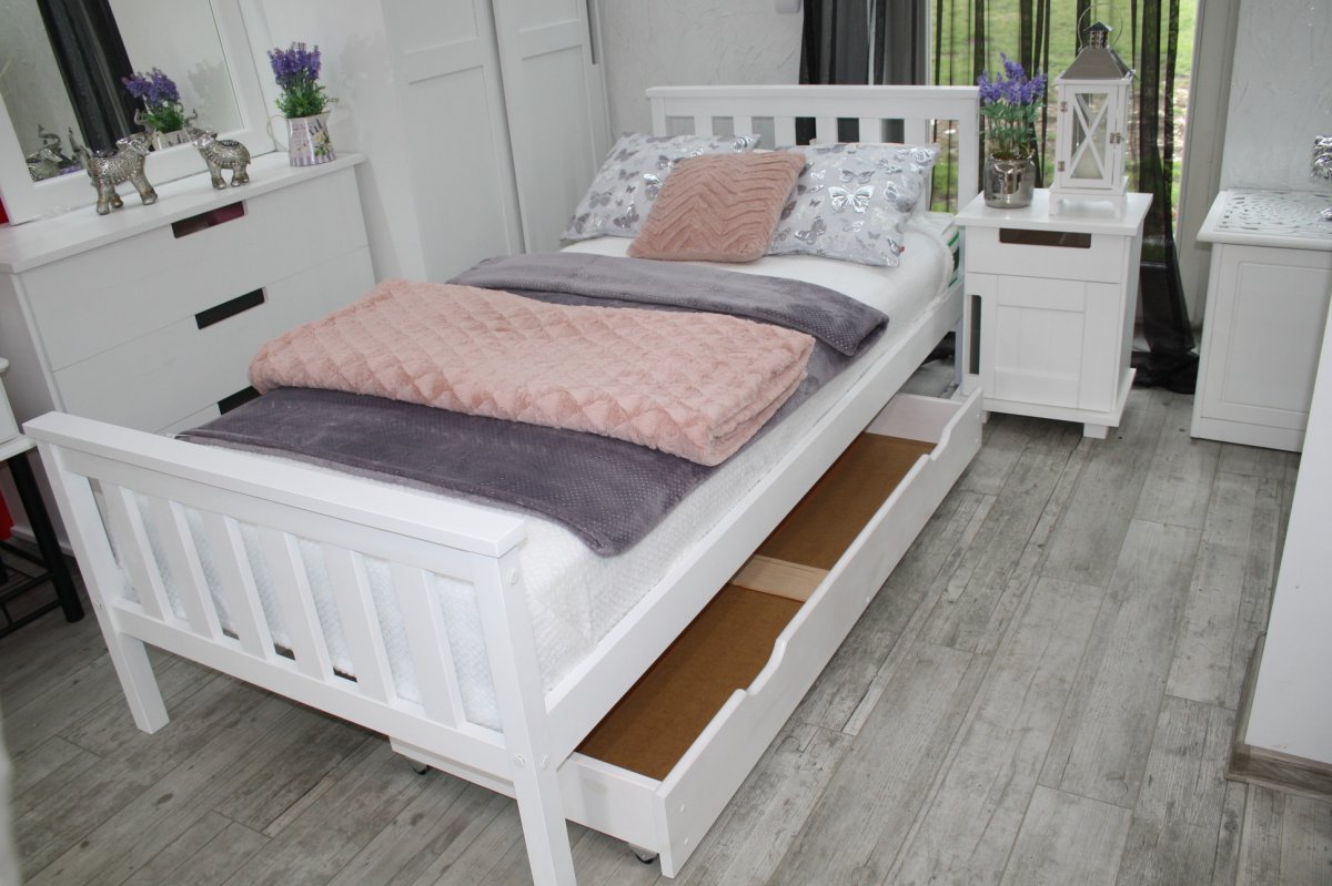Белая деревянная кровать