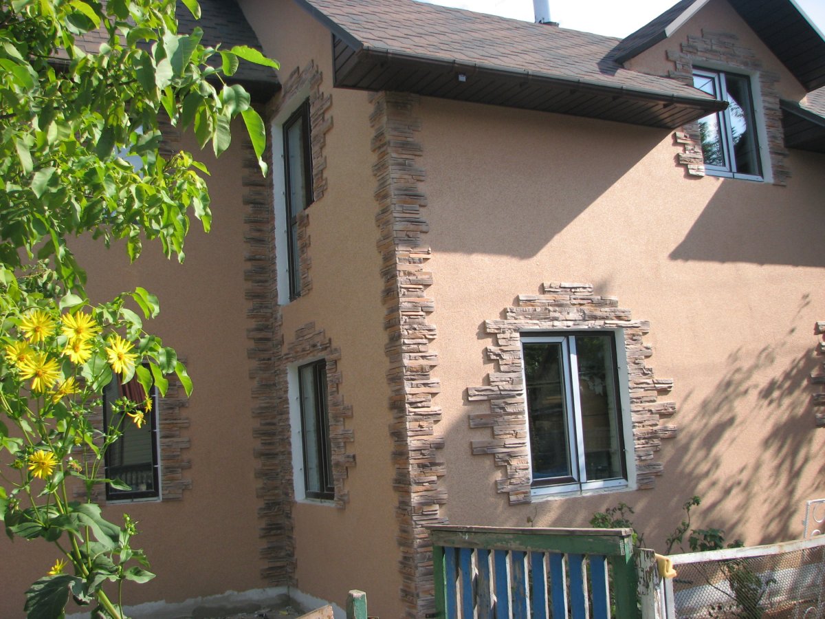 Отделка фасада короедом и камнем