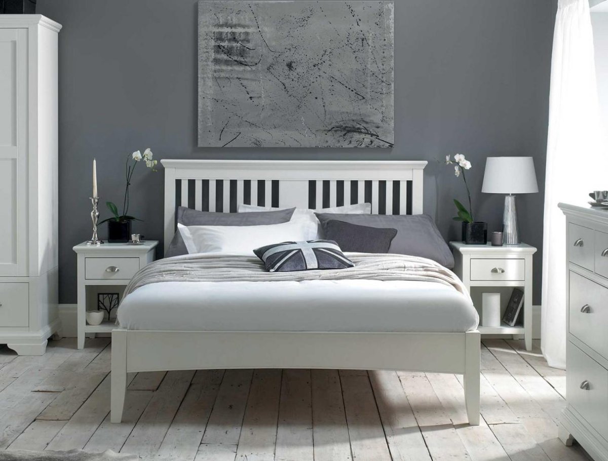 Белая деревянная кровать