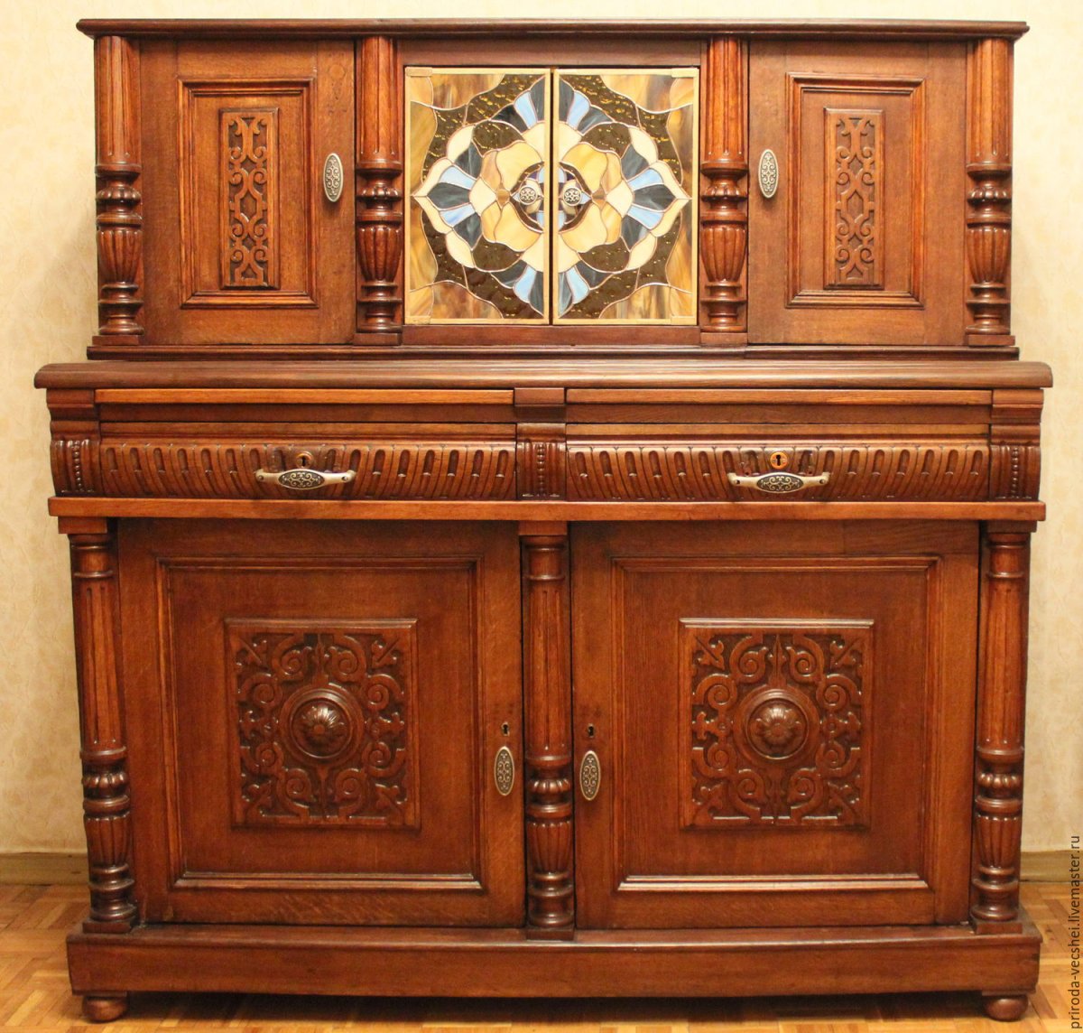 Фото женщин на фоне резной мебели