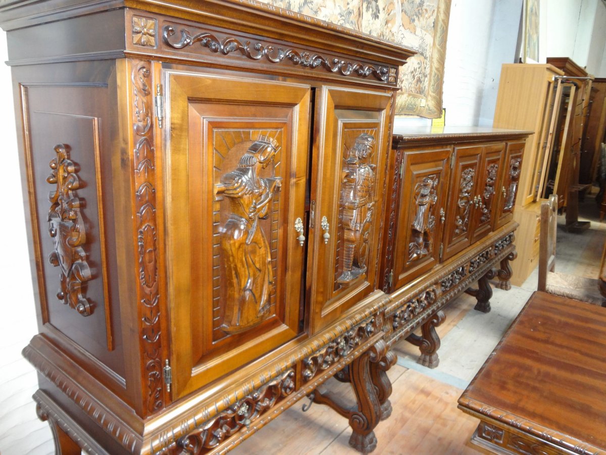 Стульев в стиле русской старины.