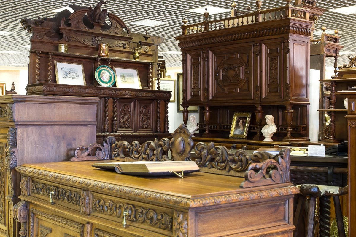 Дорогая антикварная мебель