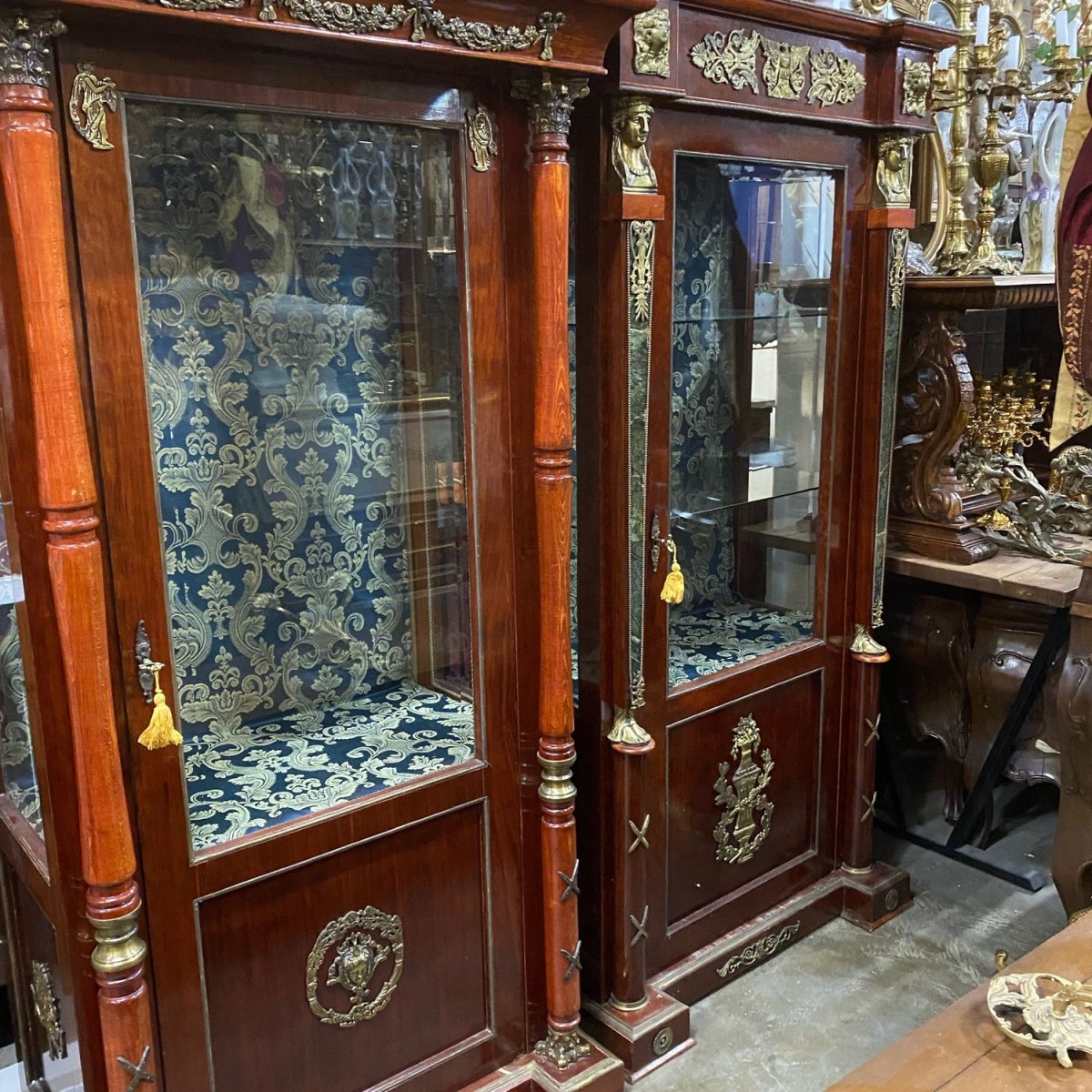 Антикварный стол с ящиками