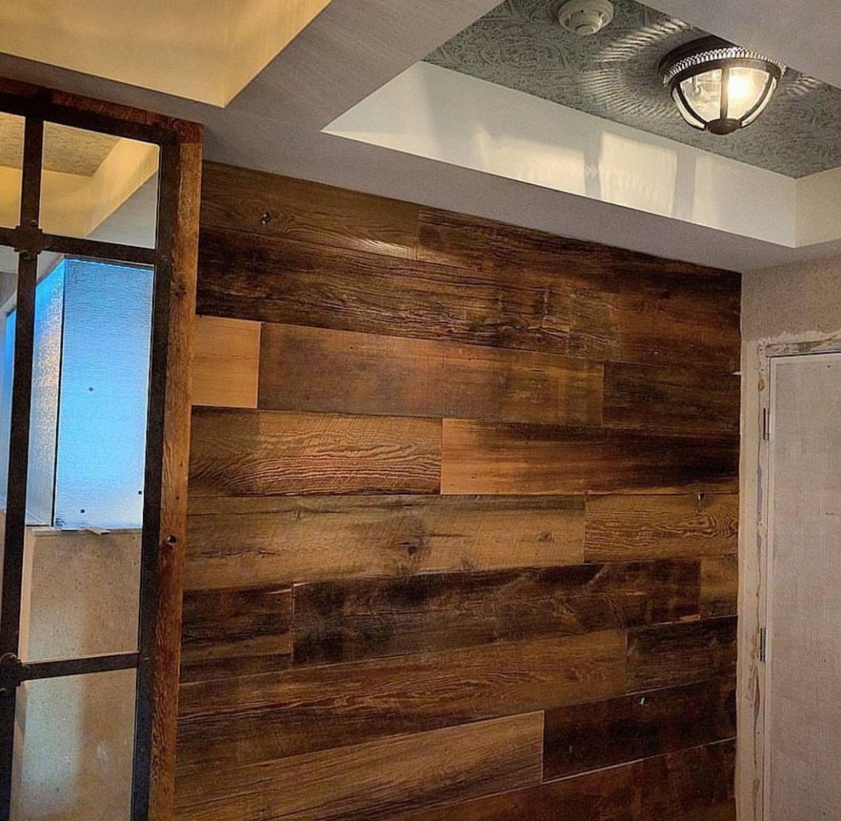 Амбарная доска в интерьере спальни