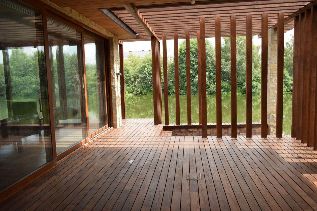 Деревянные рейки на балконе