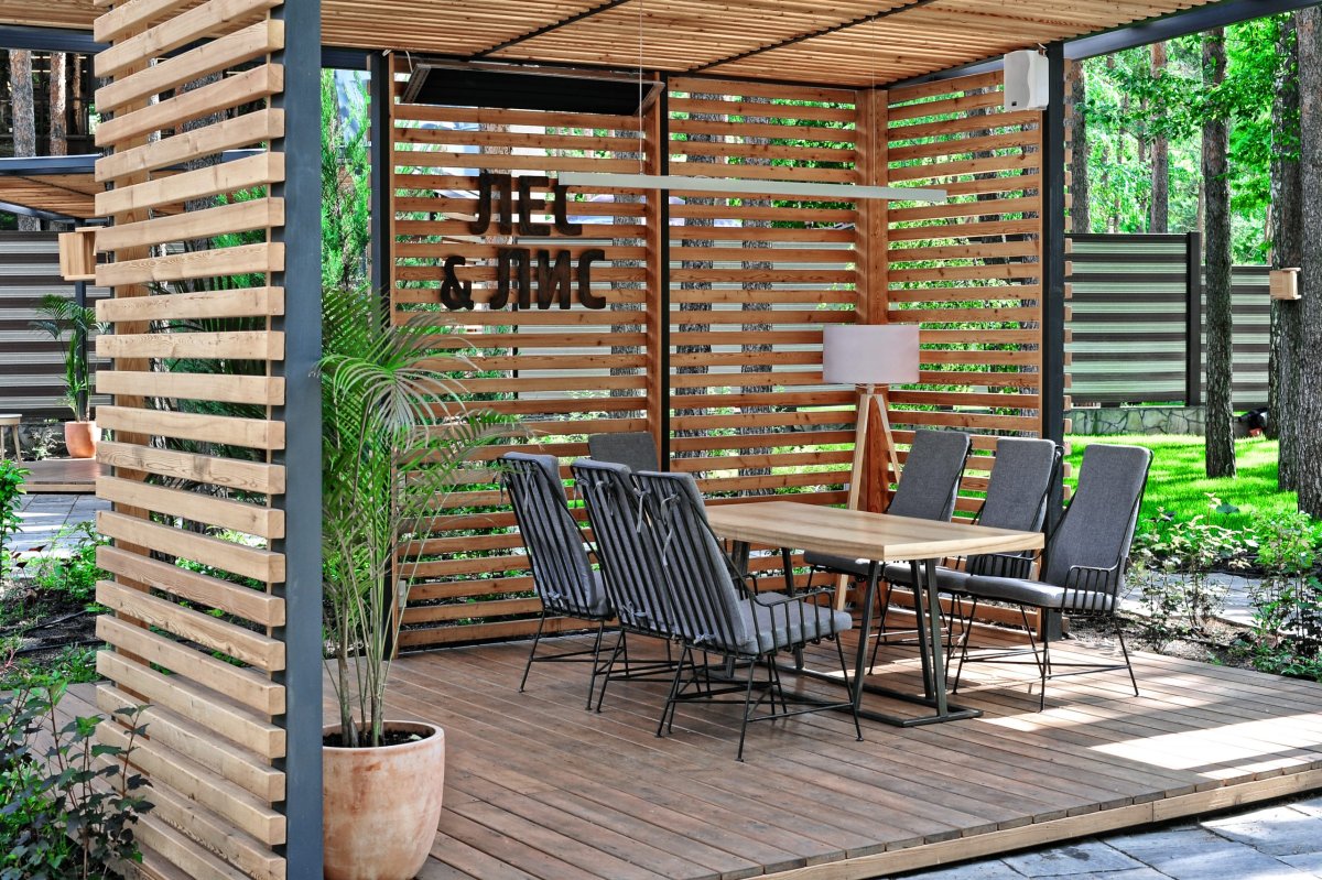 Терраса обшитая рейками