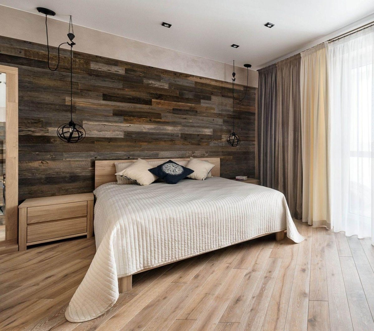 Стена из амбарной доски в интерьере