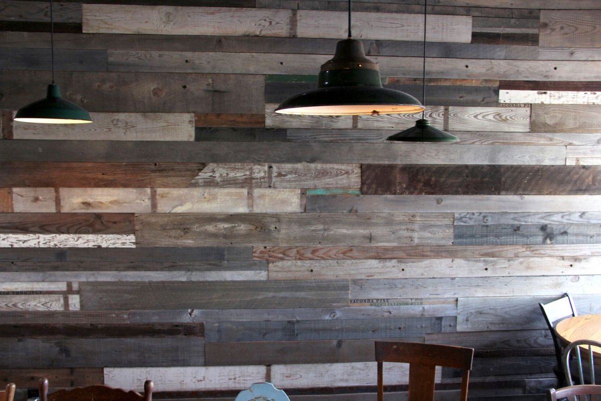 Светлая амбарная доска в интерьере