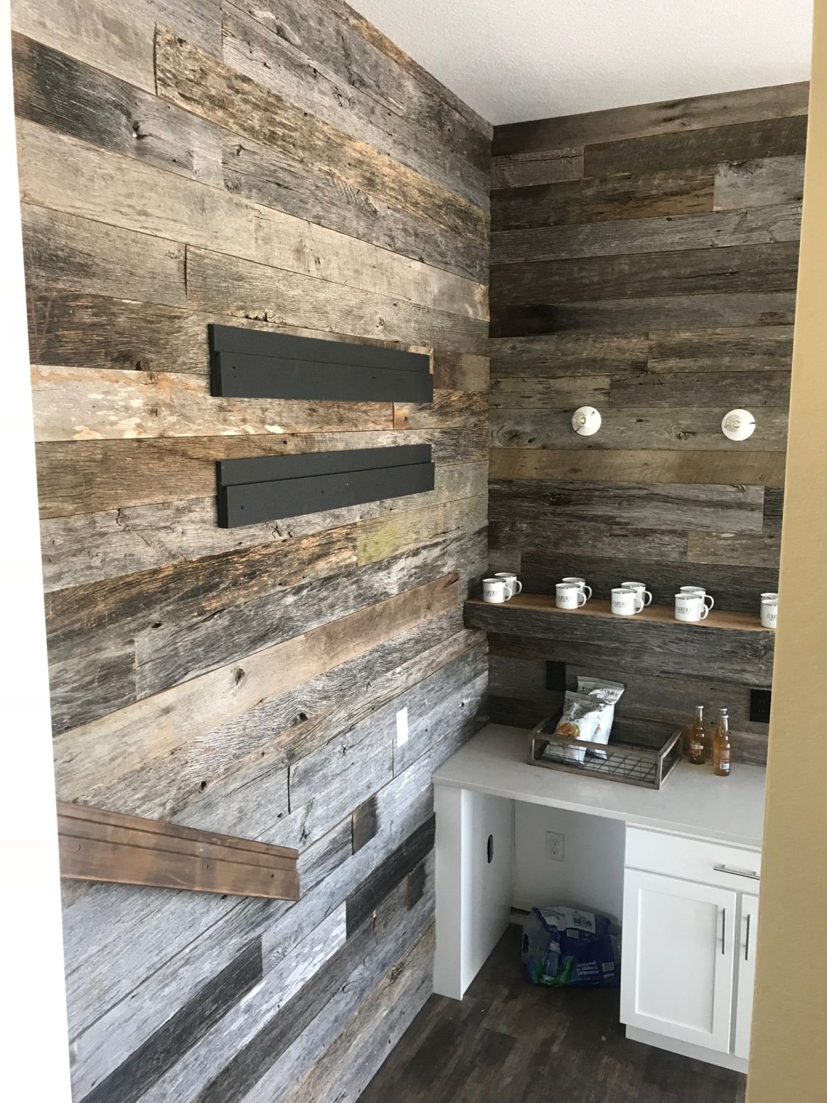 Ламинат елочкой на стене