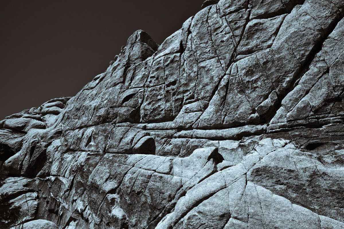 Имитация скалы на стене