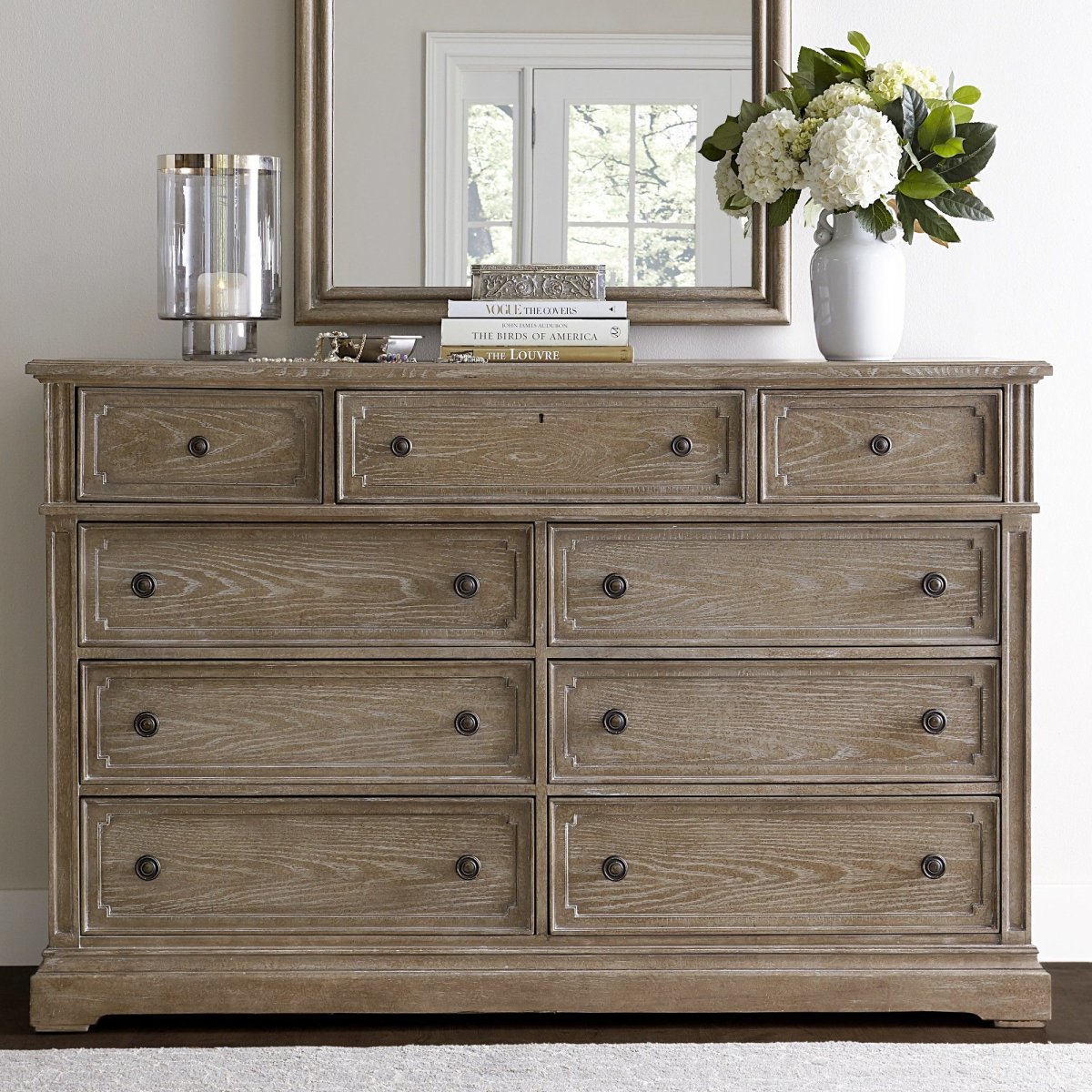 Деревянный комод в спальню