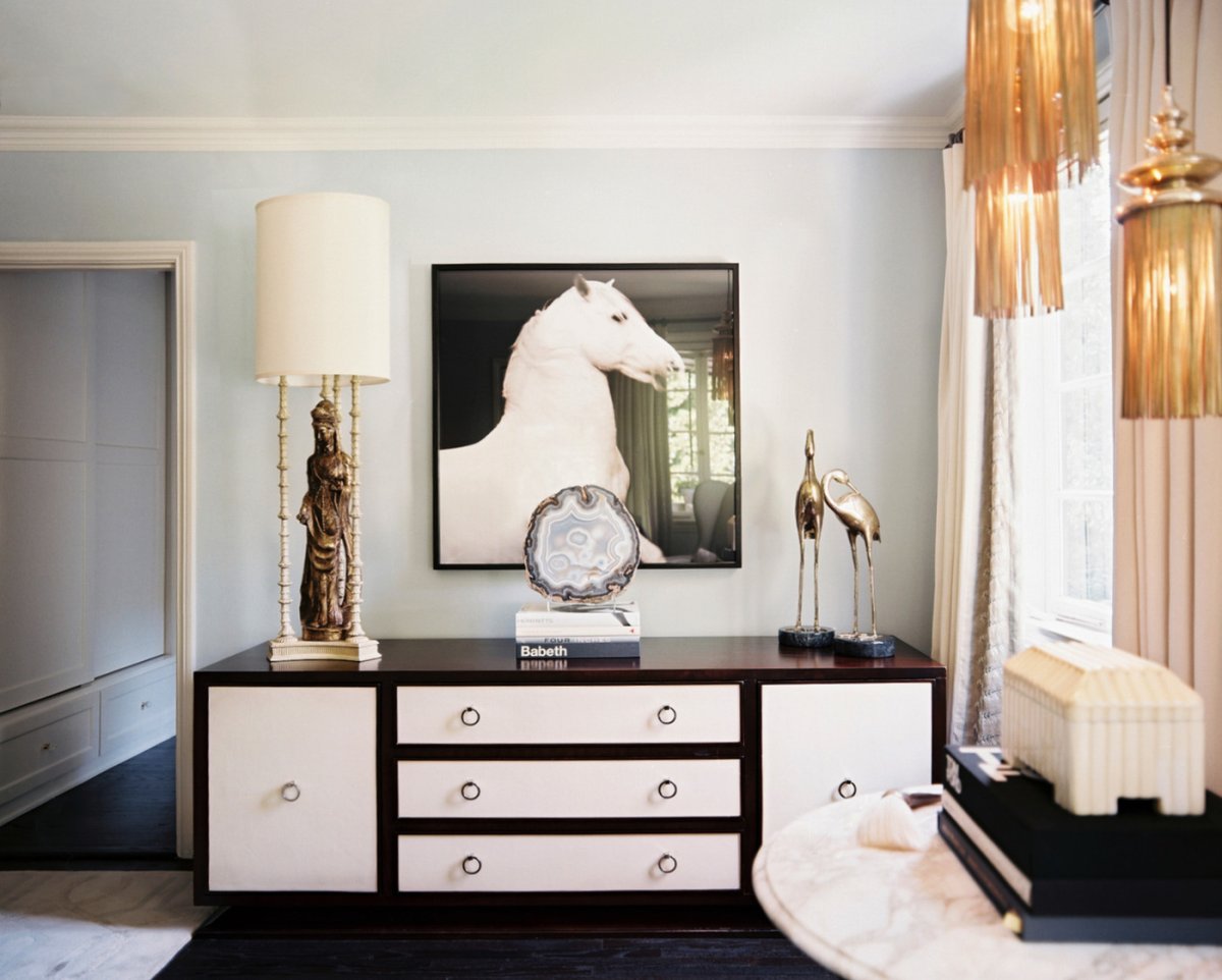 Колье на комоде квартира