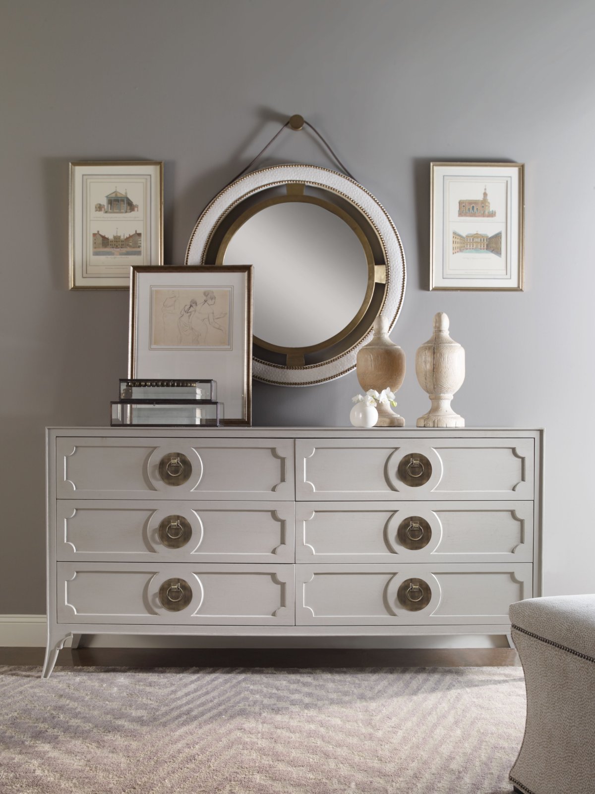Круглое зеркало над комодом в гостиной